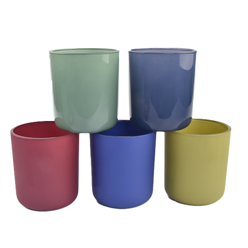 Femfarvet lysestage i glas: En praksis med farve og lys i minimalistisk design