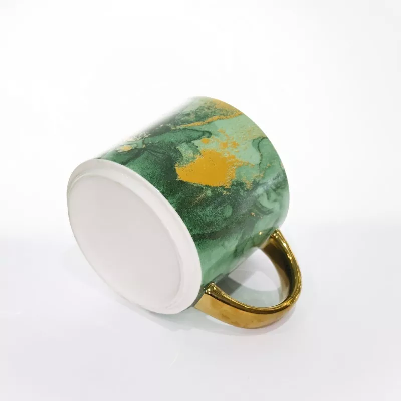 Elegant keramisk krus i marmormønster