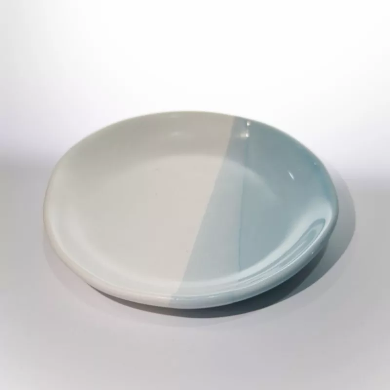 Moderne tofarvet keramisk rund plade